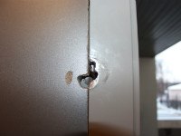Старое отверстие от ручки, заходит на часть оконного профиля, которая предназначается для установки стеклопакета. Отверстие «кривое и косое» Старое отверстие от ручки, заходит на часть оконного профиля, которая предназначается для установки стеклопакета. Отверстие «кривое и косое»