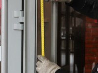 Выполнены замеры для определения нужного места для нового отверстия ручки Выполнены замеры для определения нужного места для нового отверстия ручки
