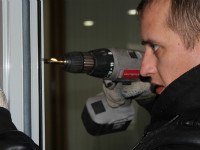 Николай просверливает новое отверстие Николай просверливает новое отверстие