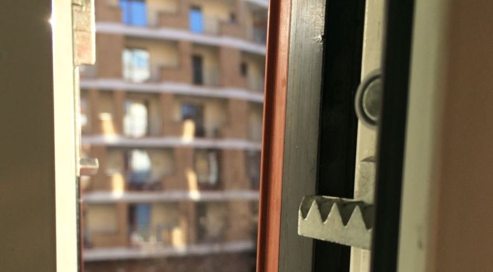 Установка на створку ограничителя щелевого проветривания